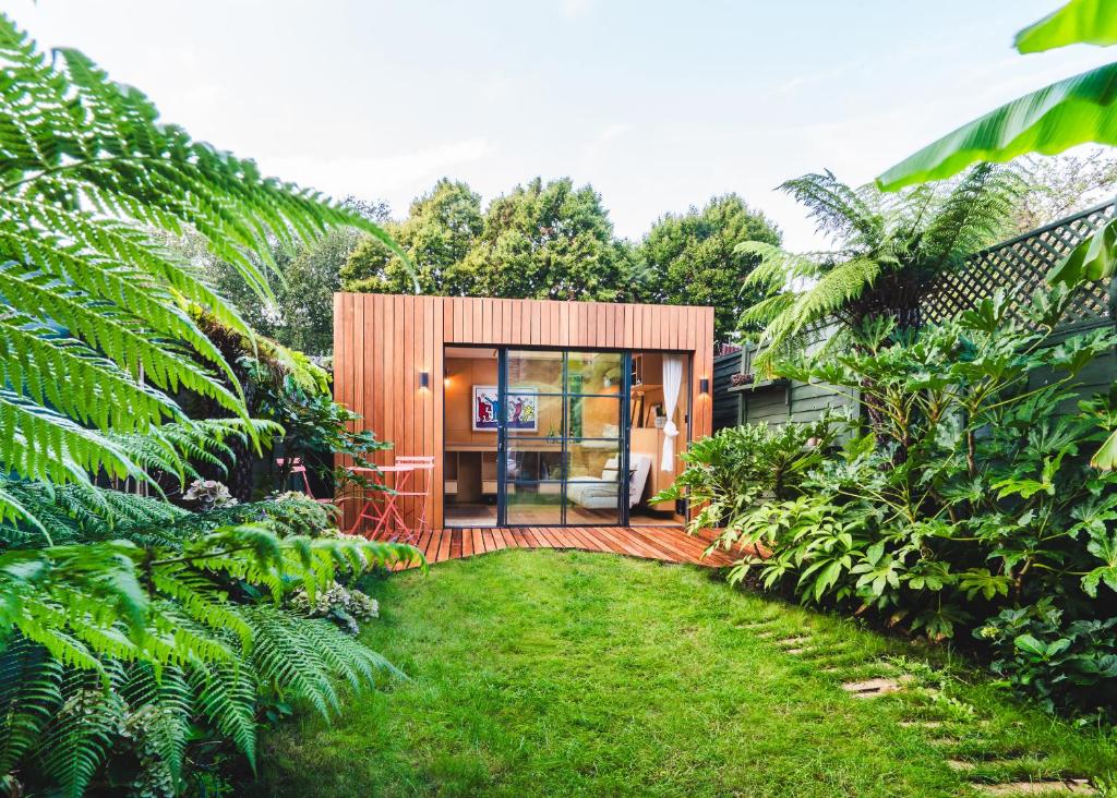 mały domek z drewnianym tarasem w ogrodzie w obiekcie Stunning 2BR, split-level Flat w garden, Deptford w Londynie