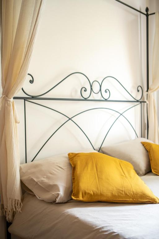 A bed or beds in a room at Cottage with private pool
