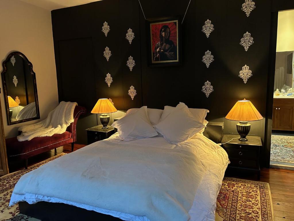 Chateau Laffargue tesisinde bir odada yatak veya yataklar