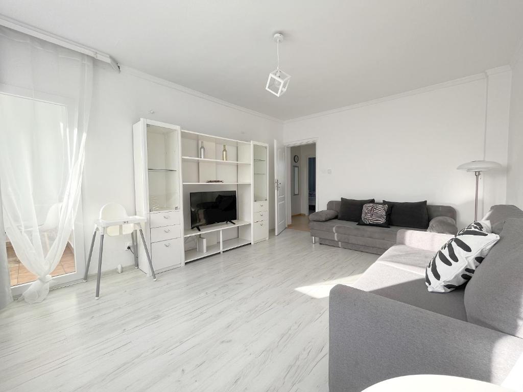 グディニャにある19 Gdynia Centrum - Apartament Mieszkanie dla 8 osの白いリビングルーム(ソファ、テレビ付)
