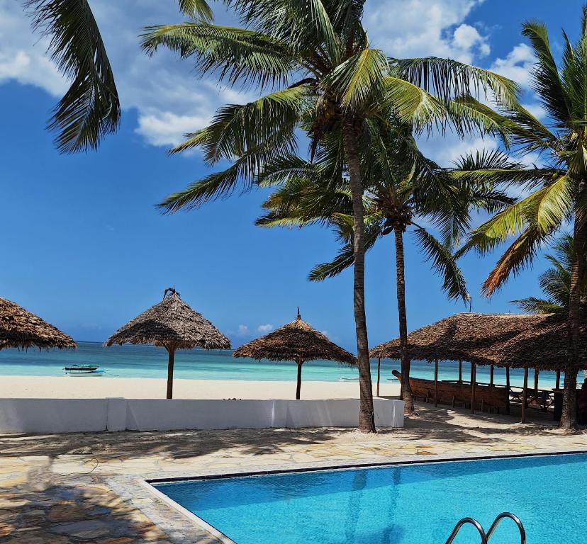 Bazén v ubytování BIANCO AZZURRO Hotel & Restaurant nebo v jeho okolí
