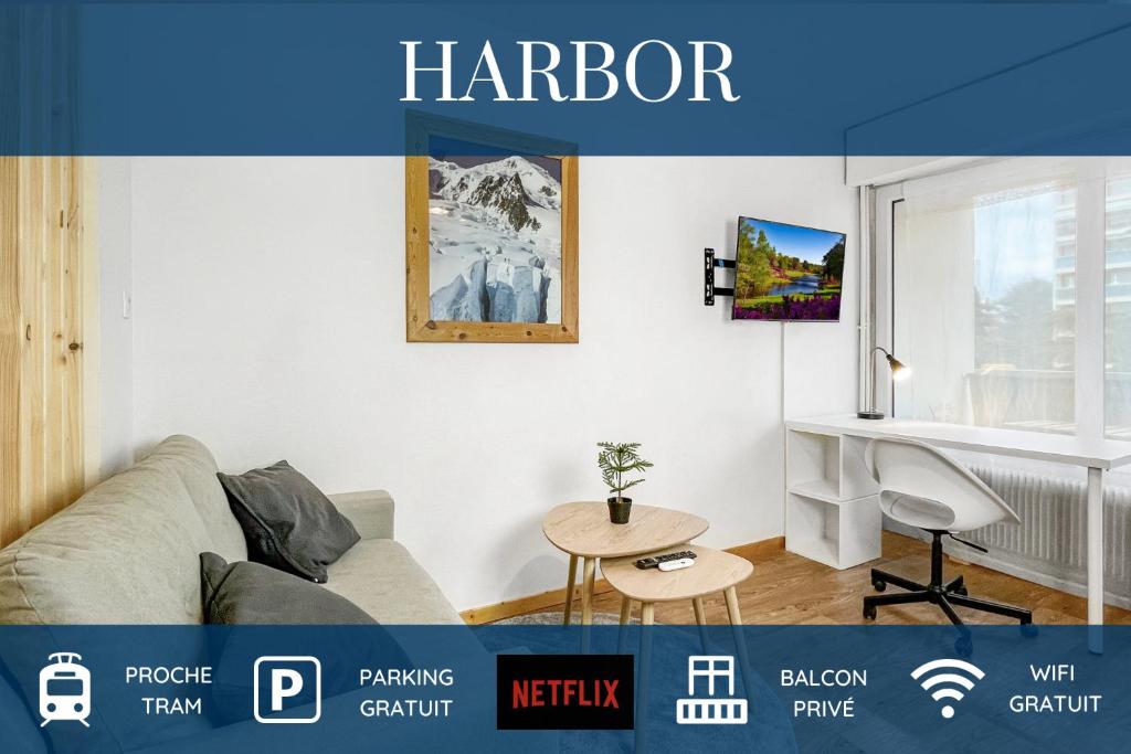 ein Wohnzimmer mit einem Sofa und einem Tisch in der Unterkunft HOMEY HARBOR - Proche Tram - Parking gratuit - Balcon privé - Wifi & Netflix in Ambilly