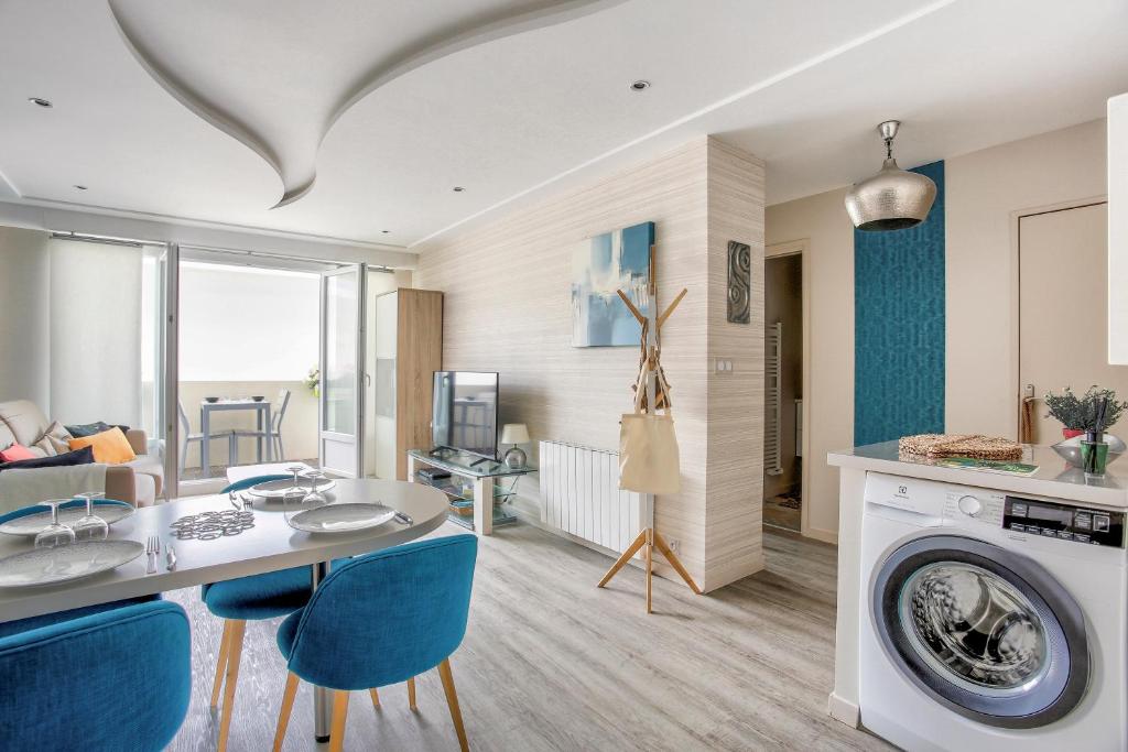 cocina y sala de estar con lavadora en Val Détente - Appartement à proximité immédiate de la plage, en Pléneuf-Val-André