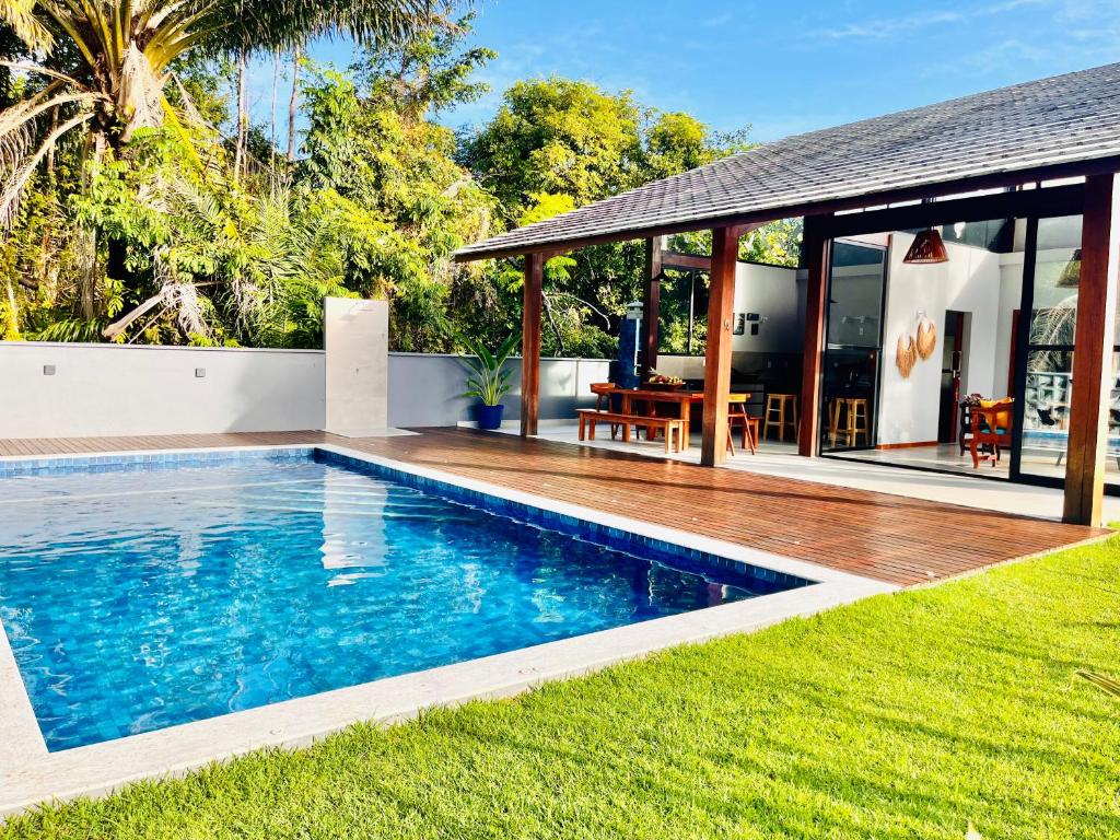 a swimming pool in the backyard of a house at Chalé Litoral Norte - em condomínio de praia in Camaçari