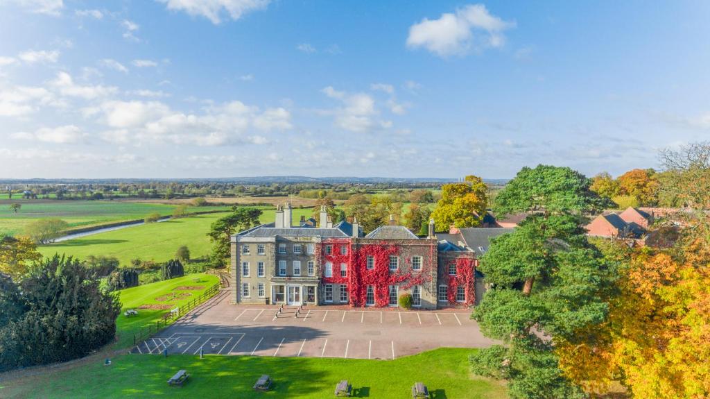 Barton under NeedwoodにあるWychnor Park Country Clubの赤塗りの大きな建物の空中