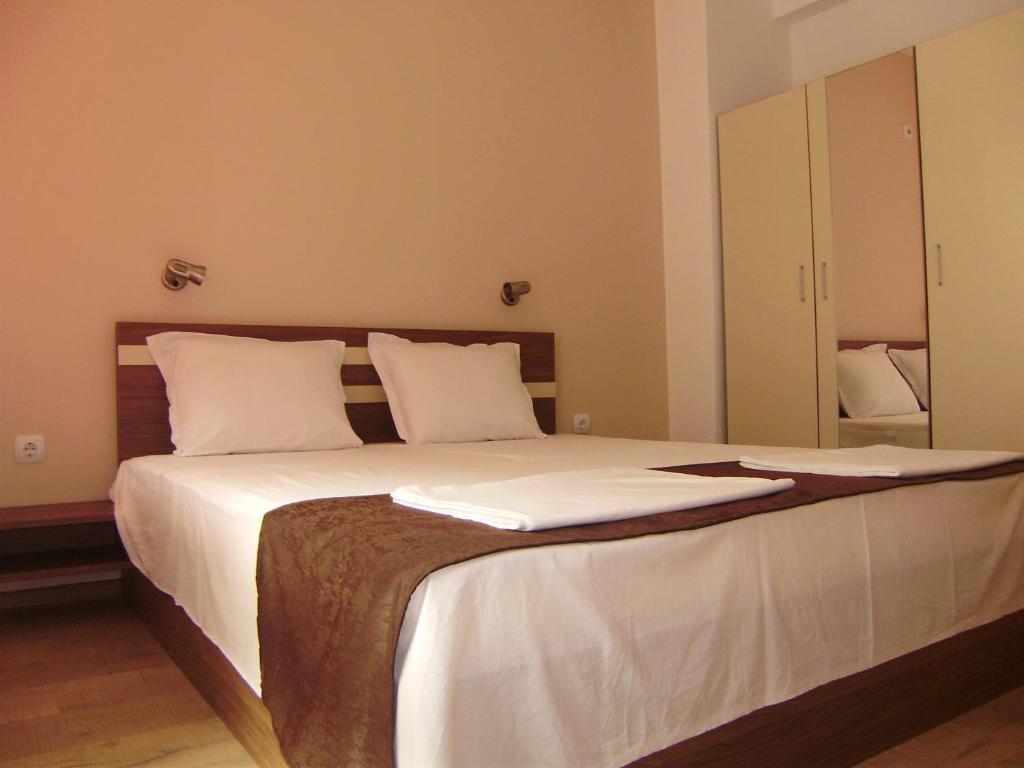 ポモリエにあるApartments Vesi and Geryのベッドルーム1室(大型ベッド1台、白いシーツ、枕付)