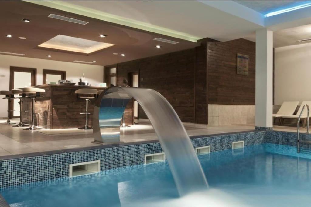 Bazén v ubytování Cosy Appartement Green Life Bansko nebo v jeho okolí