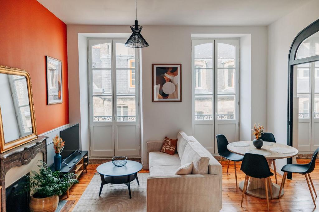 una sala de estar con un sofá y una mesa en Les Balcons de Kéréon, en Quimper
