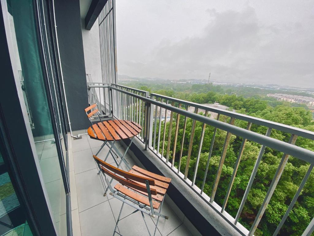 2 stoelen op een balkon met uitzicht bij Homestay Murah Bangi Casa Almyra in Kajang