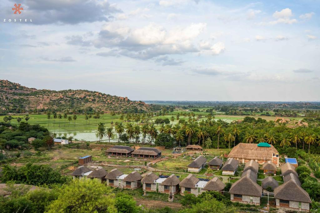 una vista aérea de una localidad con casas y árboles en Zostel Hampi (Gangavathi), en Hampi