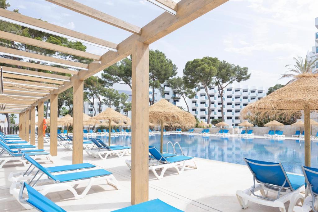 - Vistas a la piscina del complejo en Hotel Best Delta, en Maioris Décima