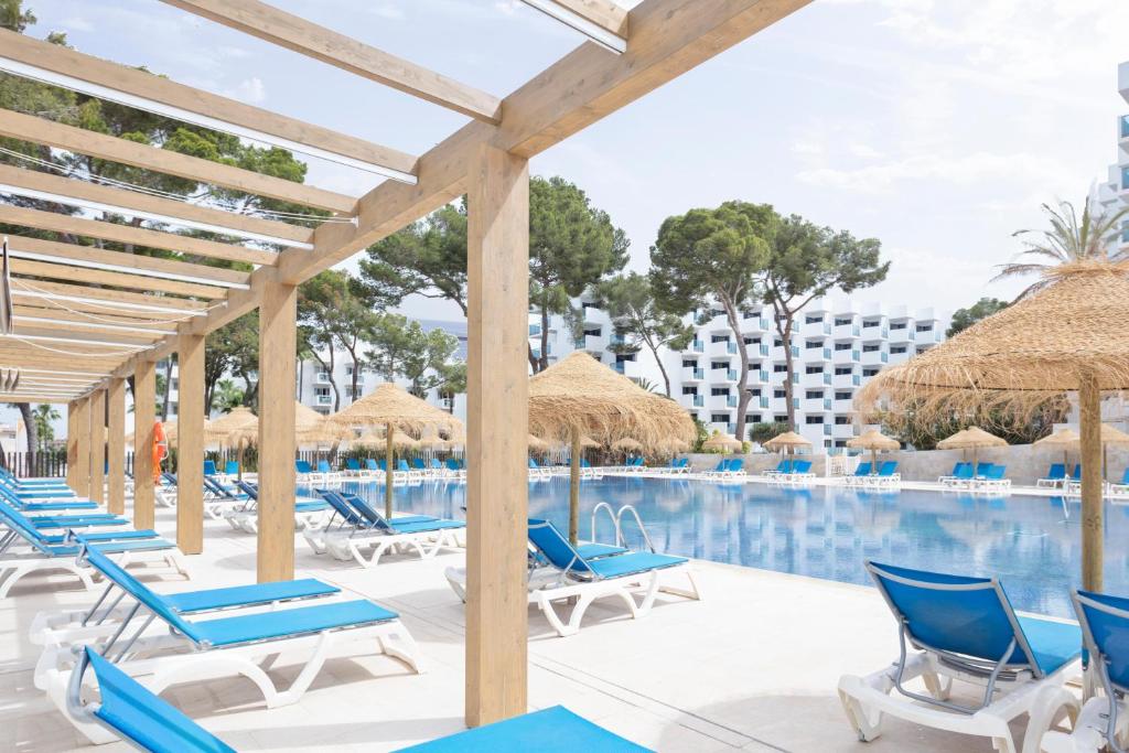 Blick auf den Pool im Resort in der Unterkunft Hotel Best Delta in Maioris Decima