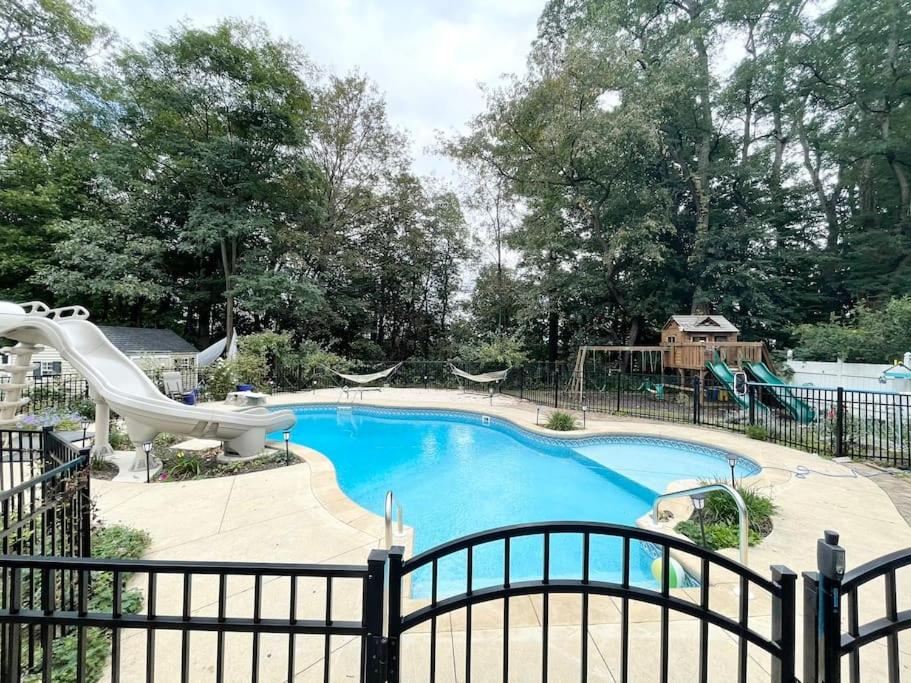 einen Pool mit Rutsche und Spielplatz in der Unterkunft Gorgeous Home w Pool & Hot Tub in Schenectady