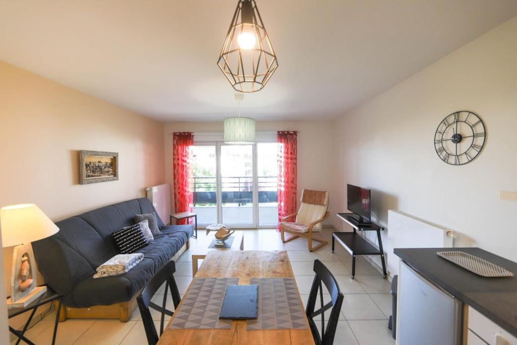 un salon avec un canapé et une table dans l'établissement Le Discret T2 aux portes de la vieille ville, à Annecy