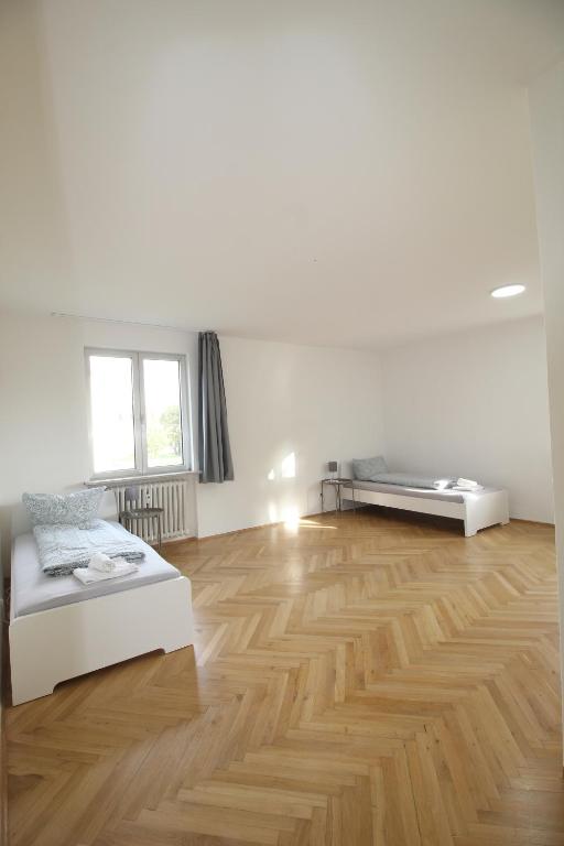מיטה או מיטות בחדר ב-Apartmenthaus Kitzingen - großzügige Wohnungen für je 6 Personen mit Balkon