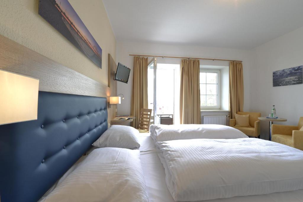 Postel nebo postele na pokoji v ubytování Hotel Boddenhus Garni