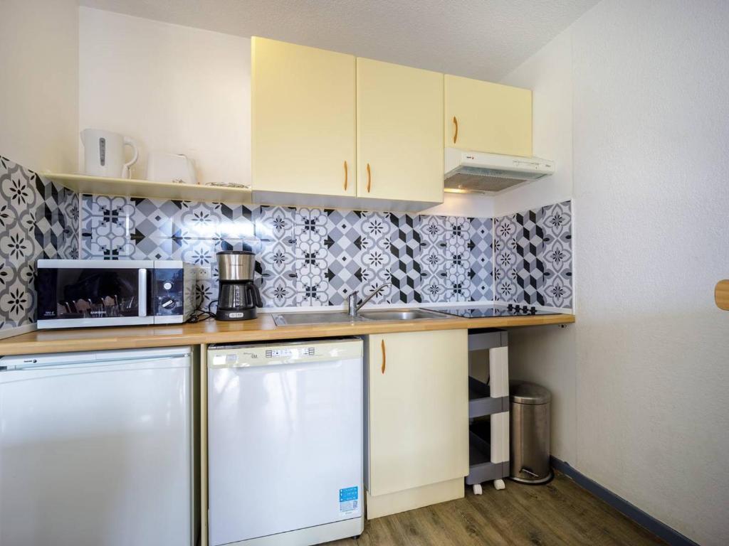 Kuchyňa alebo kuchynka v ubytovaní Appartement 8 pers. à Peyragudes, balcon, parking gratuit, près des pistes, animaux acceptés - FR-1-695-7