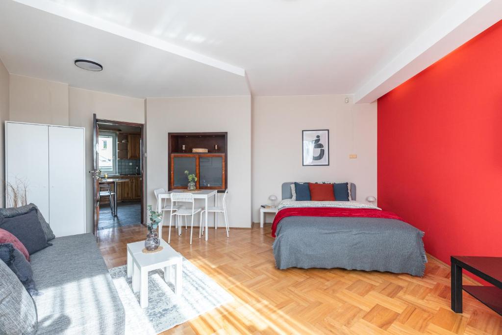 Ένα ή περισσότερα κρεβάτια σε δωμάτιο στο ROOM Powstańców Śląskich 61
