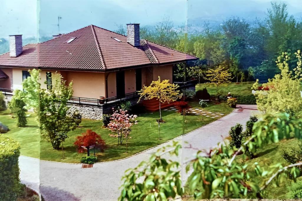 uma pequena casa com um jardim e uma casa em Villa Merone - Pusiano Lake em Merone