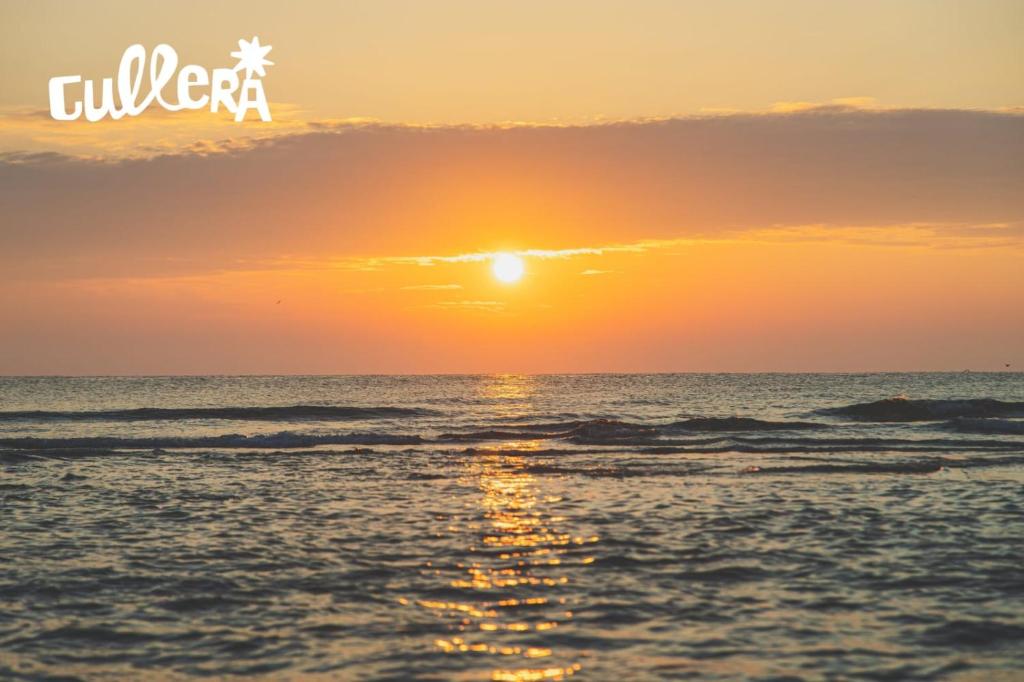 Sabor a esperanza في كولرا: غروب الشمس على الشاطئ مع غروب الشمس