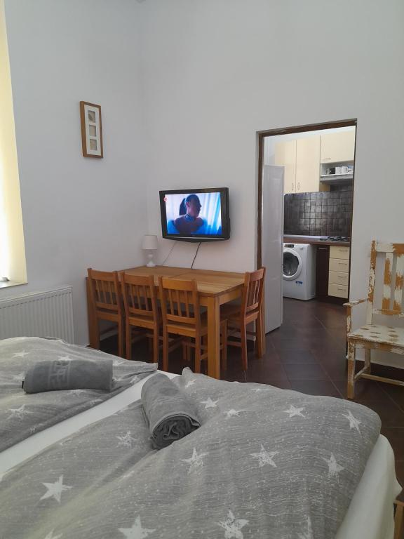 Pannónia Rooms and Apartments - Wohnung Mit Zwei Schlafzimmern