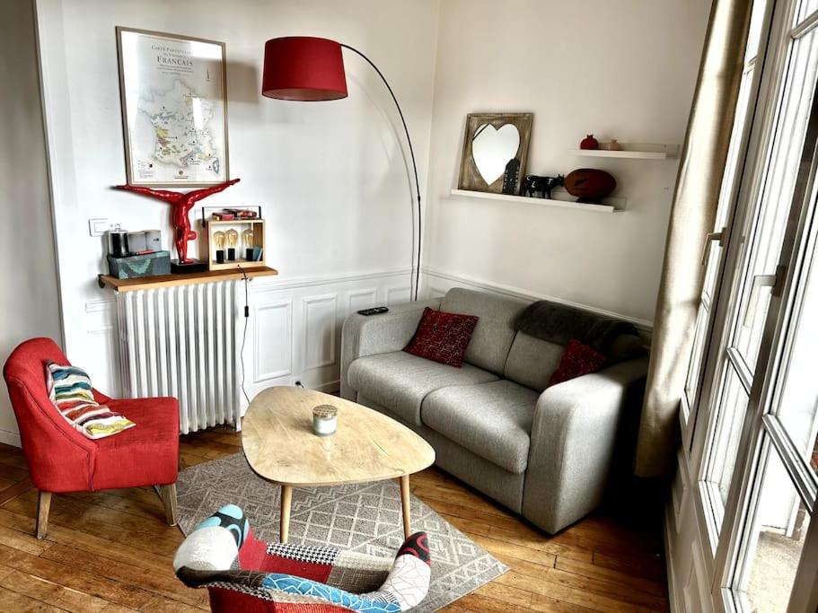 - un salon avec un canapé et une table dans l'établissement Appartement Confortable et Spacieux Boulogne-Billancourt, à Boulogne-Billancourt