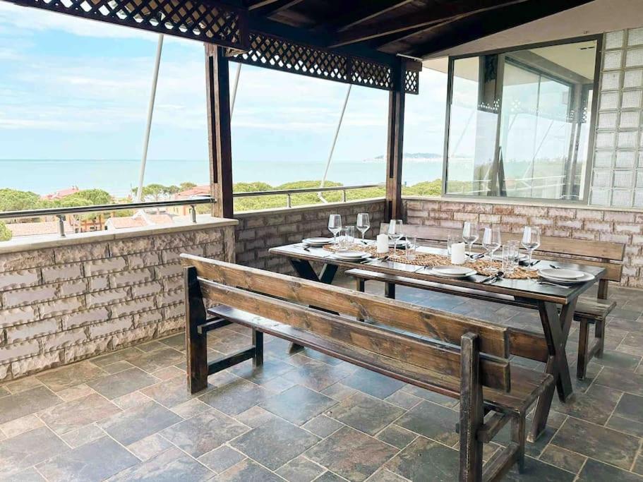 Fotografie z fotogalerie ubytování Large Renovated Beachside Apt, w/ wi-fi & Netflix v destinaci Golem