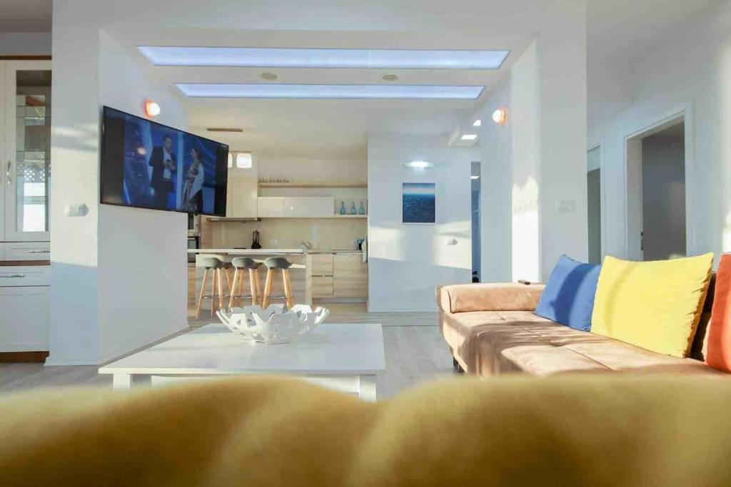 Large Renovated Beachside Apt, w/ wi-fi & Netflix - Imazhi 4