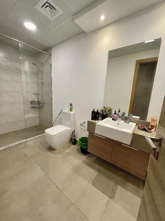 Koupelna v ubytování Luxury 2BR for 6 with King Beds, Gym, Sauna in JVC
