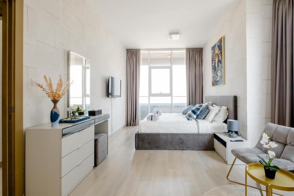 Posezení v ubytování Luxury 2BR for 6 with King Beds, Gym, Sauna in JVC