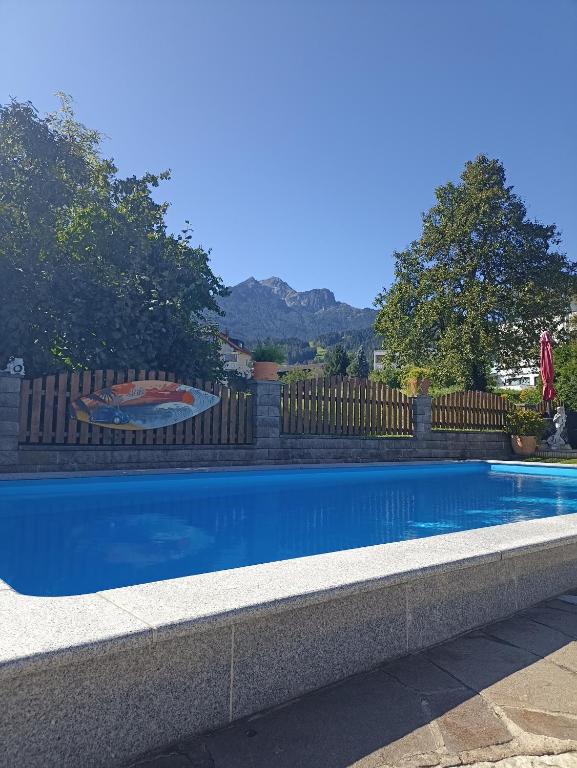 Bazén v ubytování Gästehaus Alpenblick nebo v jeho okolí