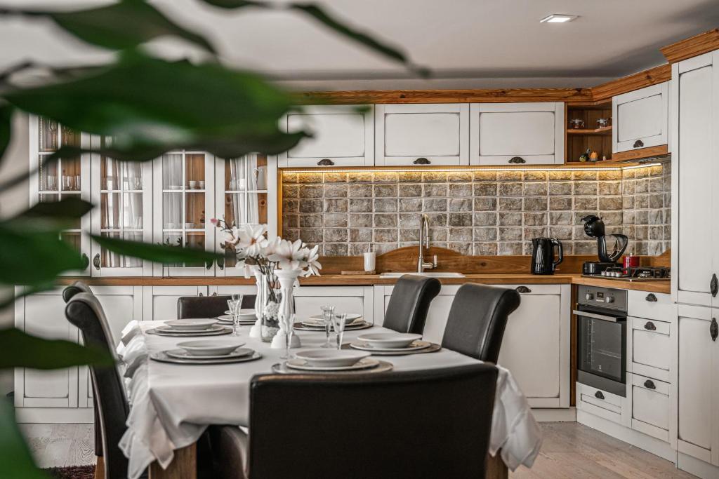 Una cocina con una mesa y sillas en una cocina. en Luxurious and Royal Apartment in the Old Town, en Bratislava