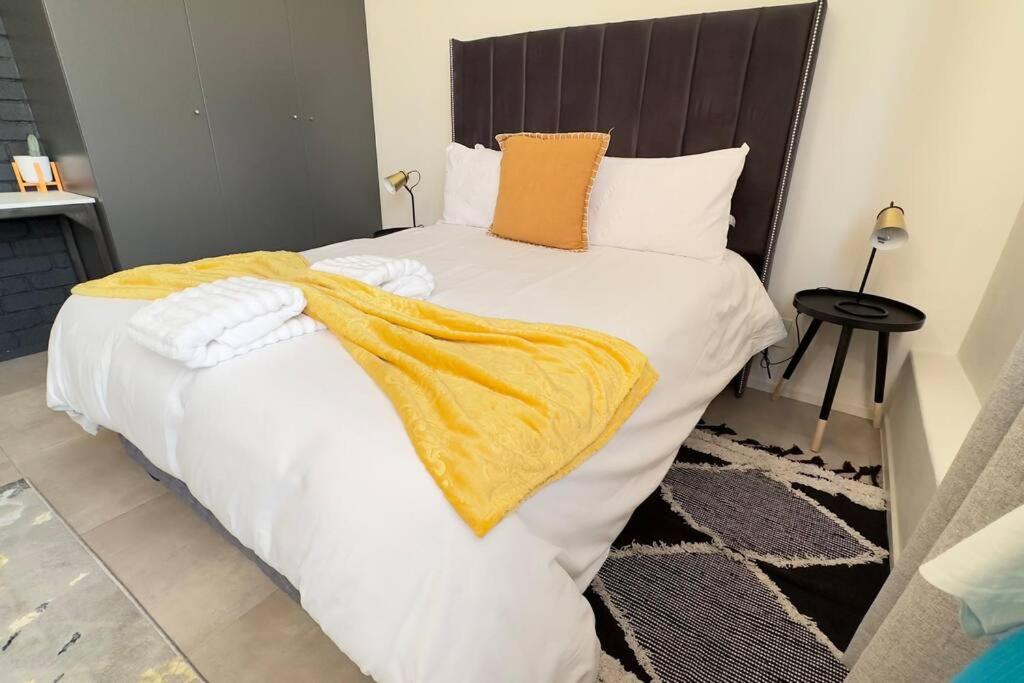 Luxurious Sandton Studio Apartment with extra sofa bed, Johannesburg