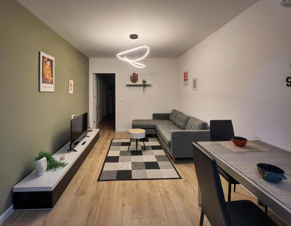 New Bazaar Cane Apartment 3 - Image 2