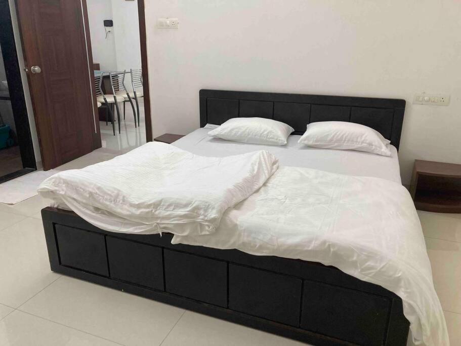 מיטה או מיטות בחדר ב-Secluded Serenity in Central Pune:Your Second home