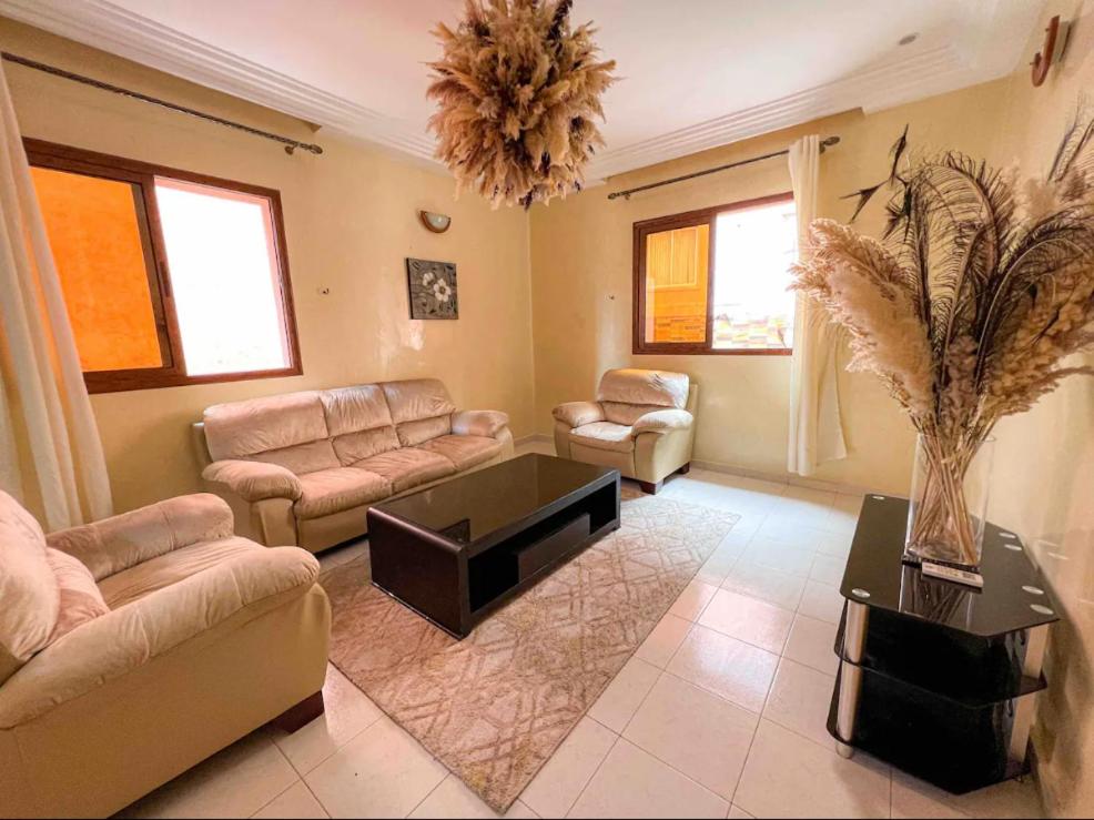 ein Wohnzimmer mit Sofas und einem Couchtisch in der Unterkunft Marrakech Mirage Home in Marrakesch