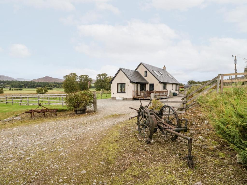 a horse statue in front of a house at Creag-na-Sanais in Laggan