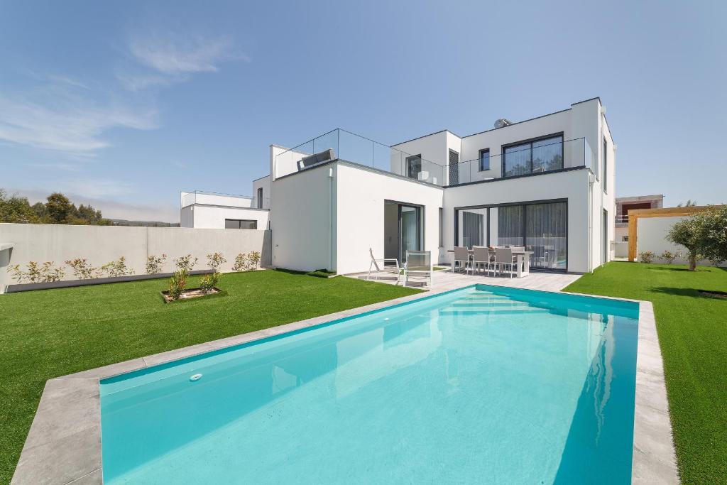 una grande piscina davanti a una casa di Villa Paraiso - By SCH a São Martinho do Porto