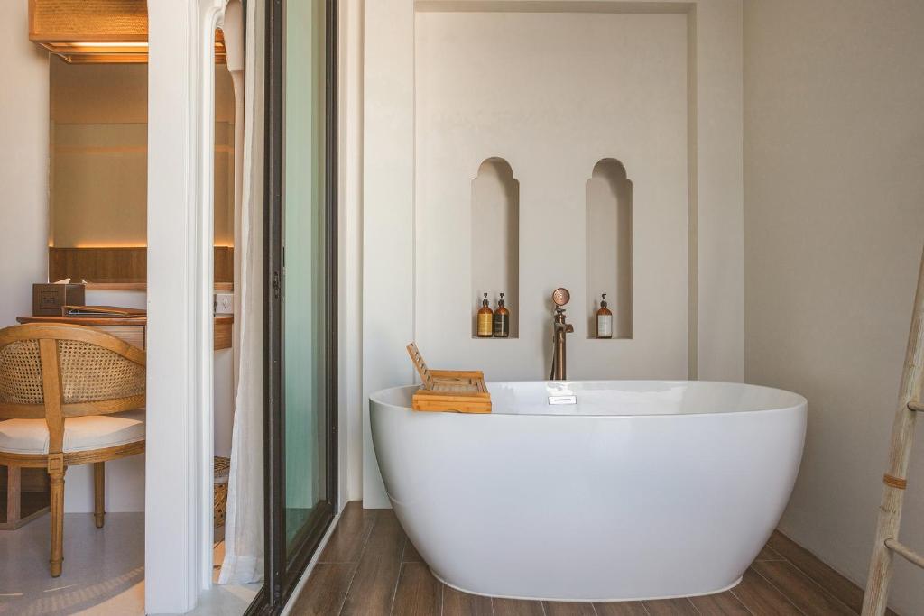 THEE Vijit Lanna by TH District - Lanna Suite Pool View With Bathtub