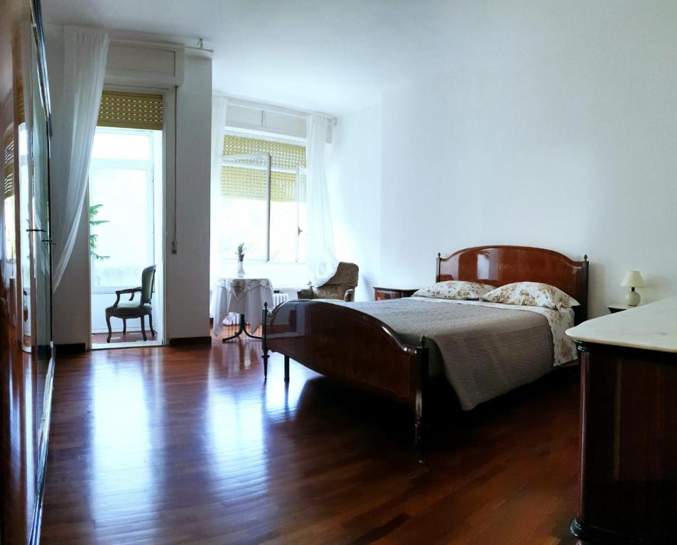 1 dormitorio con 1 cama y suelo de madera en Le Due Tortore, en Ancona