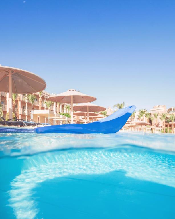 Bazén v ubytování Pickalbatros Palace - Aqua Park Hurghada nebo v jeho okolí