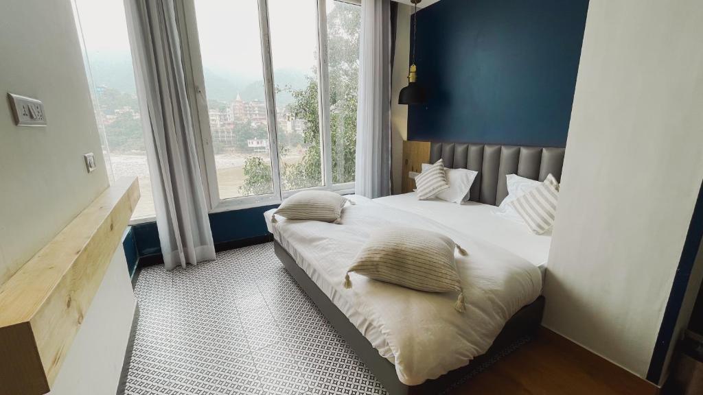 Una cama o camas en una habitación de Joey's By The Ganges