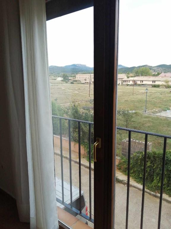 una puerta a un balcón con vistas a un campo en Vista Bella Rubielos, en Rubielos de Mora
