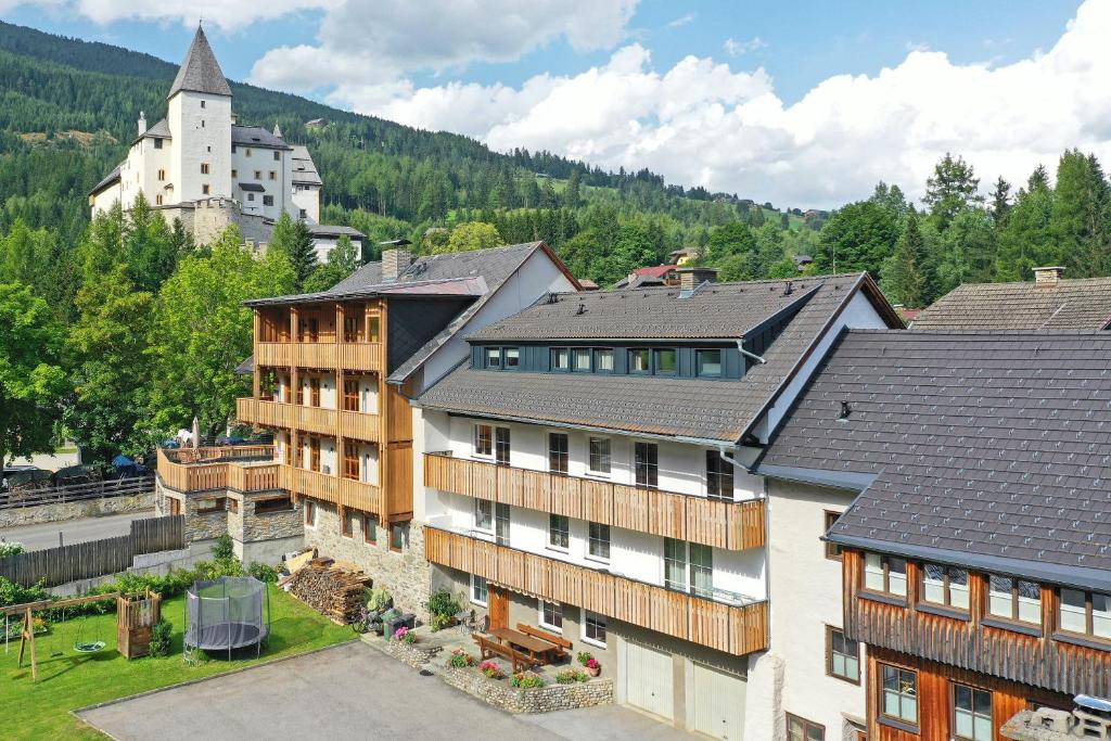 widok z góry na niektóre budynki w mieście w obiekcie Appartement Mauterndorf w mieście Mauterndorf