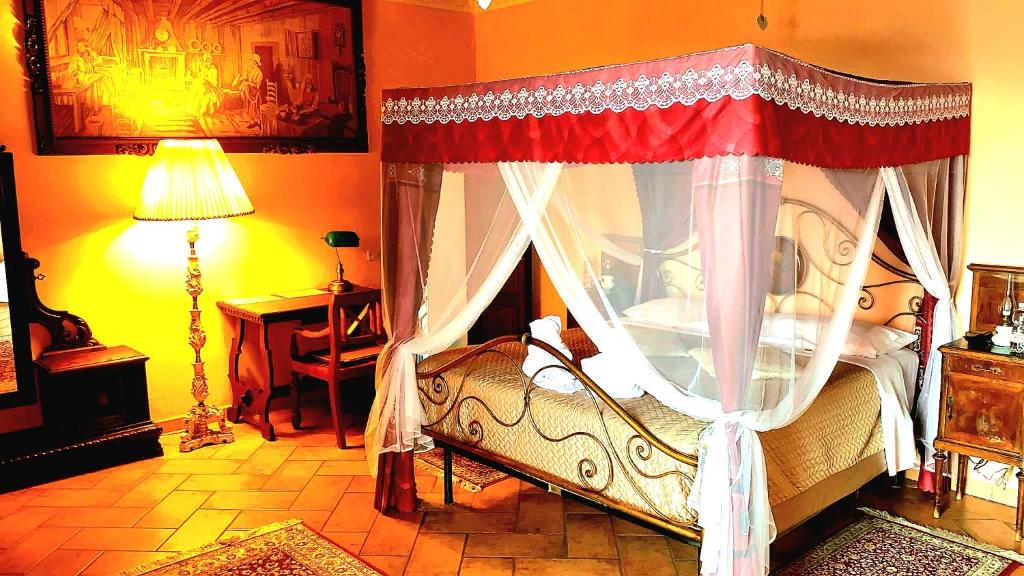 Postel nebo postele na pokoji v ubytování Antica Locanda La Tinara del Belvedere - Romantic Dreams -