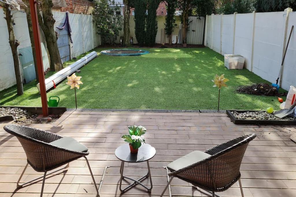 安特衛普的住宿－Lux & Cozy Apt + Garden +Jaccuzi，庭院设有两把椅子和一张桌子。