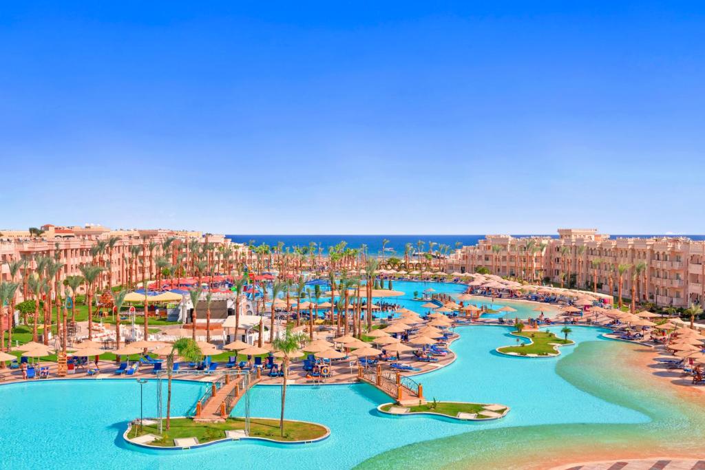 een luchtzicht op een resort met zwembaden en parasols bij Pickalbatros Palace - Aqua Park Hurghada in Hurghada