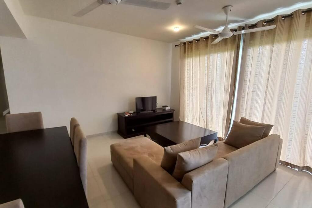 uma sala de estar com um sofá e uma mesa em Capital TRUST Residencies Colombo 05 em Colombo