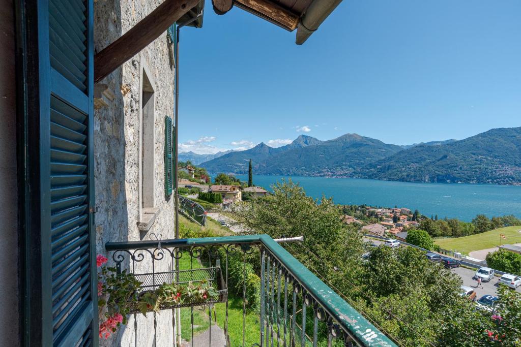 メナッジョにあるCasa di Pietraの湖と山々の景色を望むバルコニー