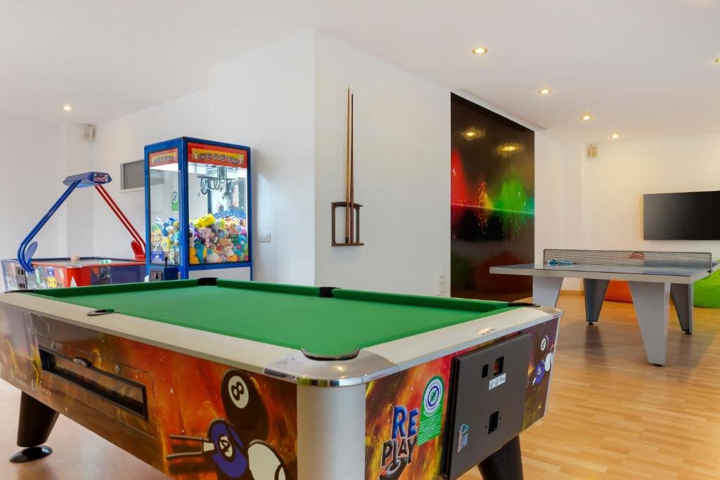 a room with a pool table and a video game at Royal Sunset Beach Club in Adeje